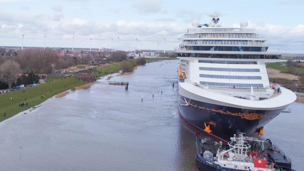 Das Kreuzfahrtschiff - hier bei der Ems-Überführung in Weener - soll im Juni an die Reederei übergeben werden und am 14. Juli zur Jungfernfahrt aufbrechen. © Bruins