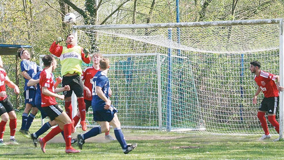 Torchancen waren im Spiel gegen RW Emden Mangelware. Meist wurde es nur nach Standards gefährlich.  © Foto Meyer