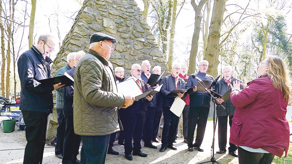 Die »Bunner Jungs« unter der Leitung von Anja Greber hatten eigens für die Veranstaltung ein neues Lied eingeübt.  © Foto: Jürgens