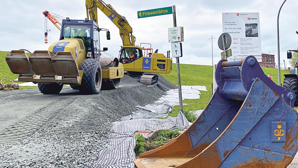 Die Firma Depenbrock legt einen Weg an für die Brückenbaustelle am Weeneraner Emsufer. © Fotos: Hanken