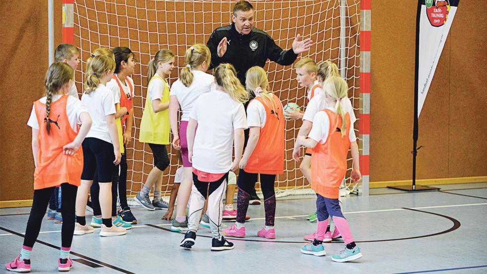 Handball-Bundestrainer Alfred Gislason ordnete hin und wieder auch die Spielformen, die die Mädchen und Jungen beim AOK-Star-Training absolvierten.  © Fotos: Born