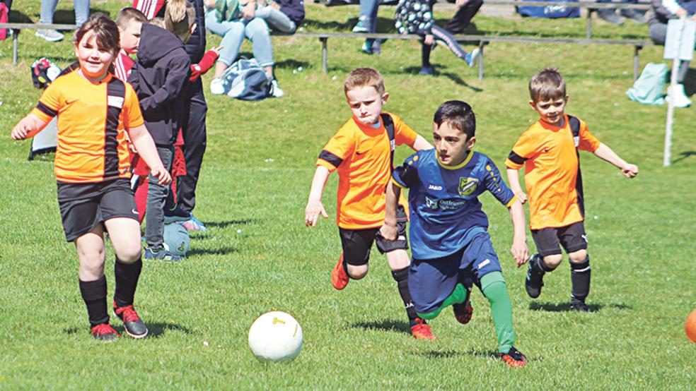 Viel spielen - das war das Ziel beim Kinderfußball-Festival am Sonnabend in Stapelmoor.  © Foto: Berents