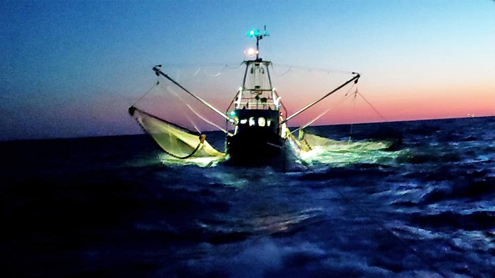 Einsatz in der Nacht: Die »Uranus« wurde von der »Secretarius« in Schlepp genommen.  © Foto: Die Seenotretter - DGzRS