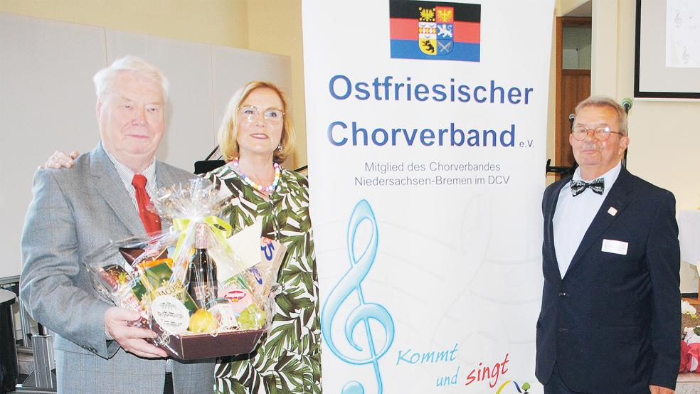 Jürgen Sohre (links) wurde von Heike Douglas aus dem Vorstand des Chorverbandes verabschiedet. Rechts im Bild Vizepräsident Diethelm Sempell.  © Foto: Chorverband