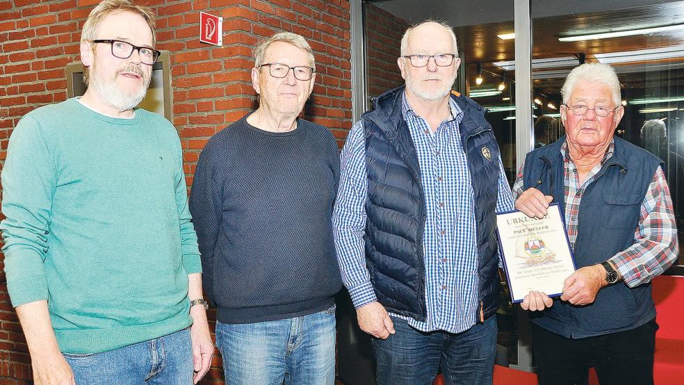 Wahlen und Ehrungen beim Shanty-Chor (von links): Schriftführer Hans-Jürgen Wessels, 2. Vorsitzender Karl-Heinz Schulz, Vorsitzender Jan Bronn und Paul Müller mit seiner Urkunde.  © Foto: Wolters
