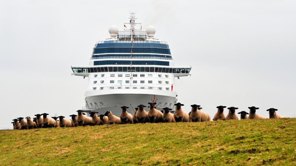 Mit der Ems-Passage, vorbei an den Deichen, soll der Service für neue Luxusliner der Meyer-Werft nicht aufhören. Eine neue Unternehmenstochter bietet nun lebenslangen Service für die Kreuzfahrtschiffe. © Meyer Werft