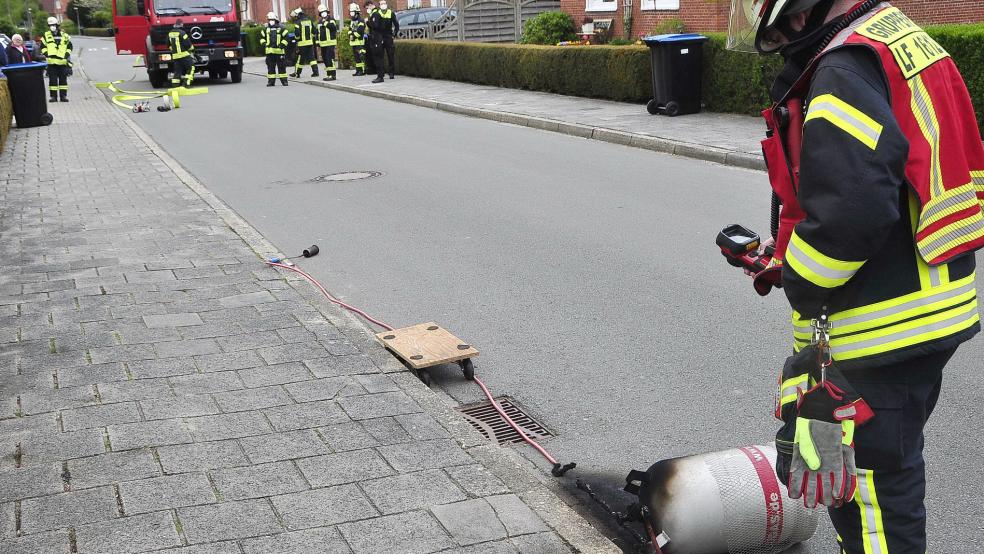 Ein Feuerwehrmann prüft die Temperatur der Gasflasche mit einer Wärmebildkamera. © Foto: Wolters