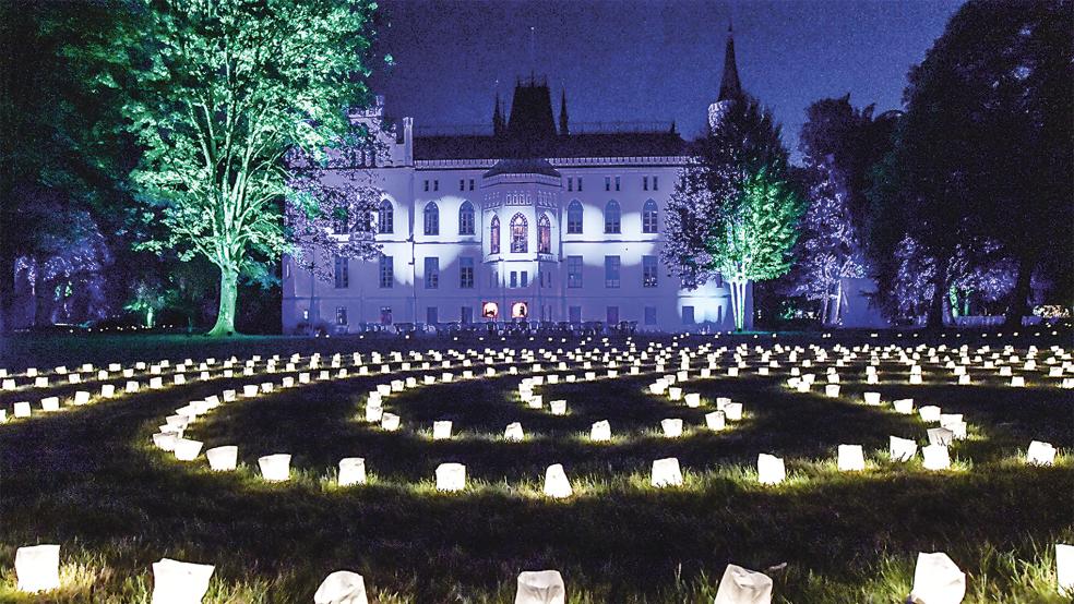 »Lücht un Spööl bi d´Evenbörg« verzauberte im vergangenen Jahr die Besucherinnen und Besucher.  © Foto: Landkreis Leer