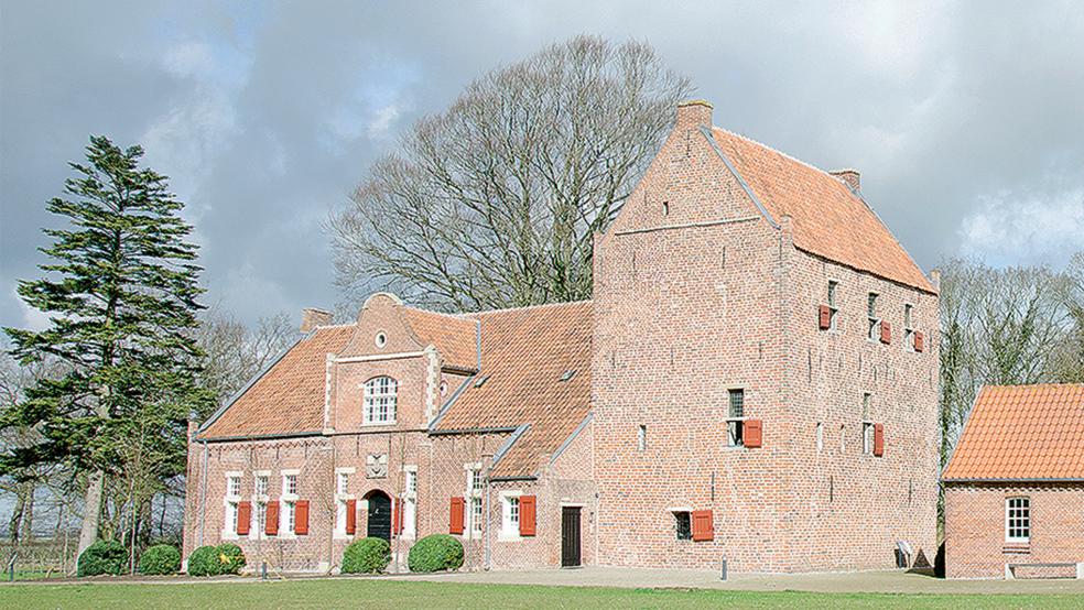 Prominentester Vertreter der Steinhaus-Familie: Die Häuptlingsburg in Bunderhee, die sich im Eigentum der Ostfriesischen Landschaft befindet. Nur der hoch aufragende Wohnturm bildet den ursprünglichen Teil des Gebäudes. Der barocke Anbau (links) stammt aus 1735. Führungen finden donnerstags um 15 Uhr und jeden ersten Sonntag im Monat um 11 Uhr statt.  © Fotos: Hanken