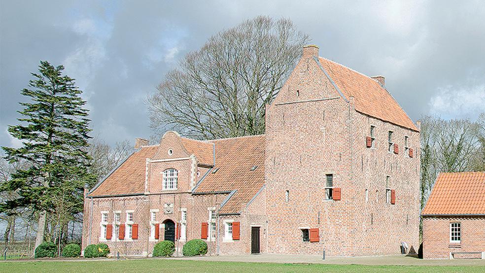 Prominentester Vertreter der Steinhaus-Familie: Die Häuptlingsburg in Bunderhee, die sich im Eigentum der Ostfriesischen Landschaft befindet. Nur der hoch aufragende Wohnturm bildet den ursprünglichen Teil des Gebäudes. Der barocke Anbau (links) stammt aus 1735. Führungen finden donnerstags um 15 Uhr und jeden ersten Sonntag im Monat um 11 Uhr statt.  © Fotos: Hanken