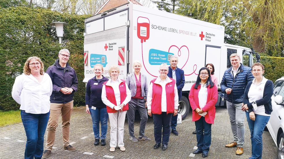 Der Leeraner Kreisvorstand der CDU besuchte die DRK-Ortsgruppe Weenermoor-Möhlenwarf bei einem Blutspendetermin.  © Foto: privat