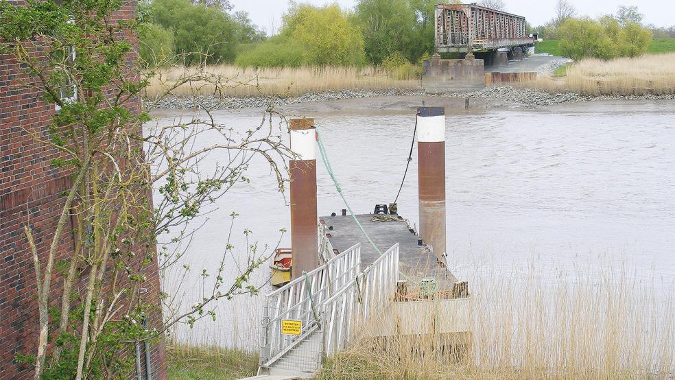 Zwischen dem Brückenwärterhaus in Weener und den noch übrigen Elementen in Hilkenborg ist in der Ems nichts mehr zu sehen von den Pfeilern der alten Friesenbrücke.  © Foto: Szyska