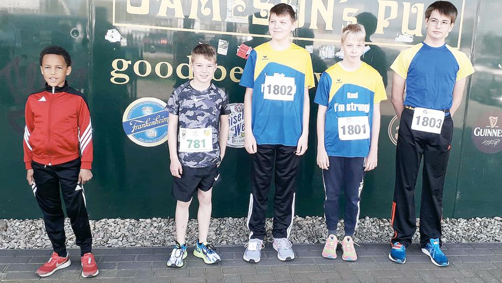 Malan Oltrop (von links), Rayk van der Slyk, Nick Neuteboom, Raul Knoche und Leif Duitsmann nahmen für den TuS Weener am OLB-Citylauf in Papenburg teil.  © Foto: privat