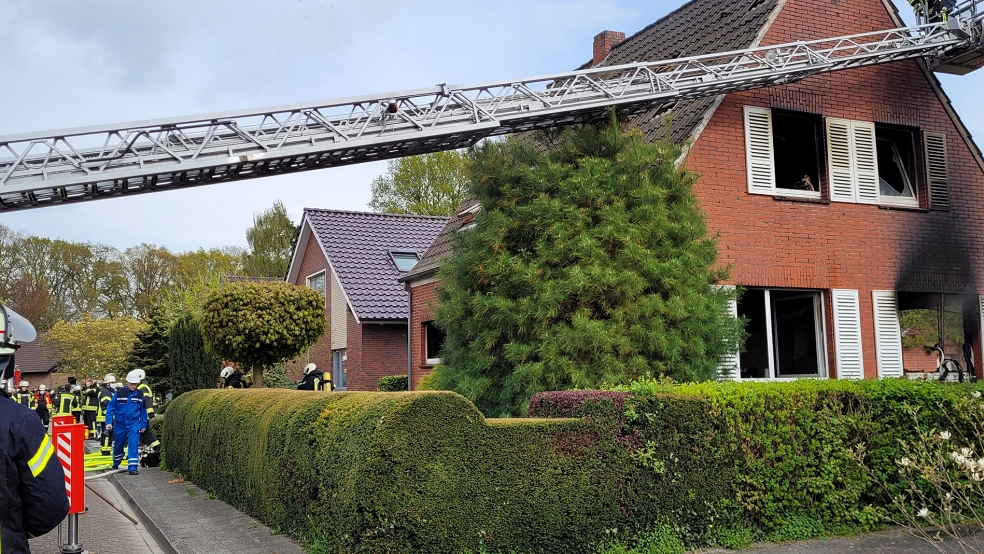 Ein Großaufgebot der Feuerwehr war heute in Leer-Loga bei einem Hausbrand im Einsatz.  © Foto: Wolters