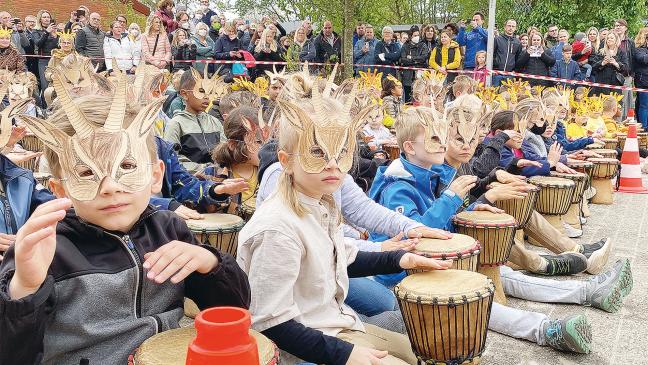 Bunter »Trommelzauber« bringt Leben und Lachen in die Grundschule Weener