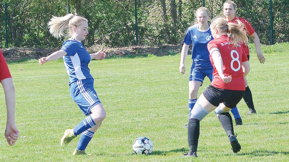 Die Sportfreunde Möhlenwarf (blaue Trikots) mussten sich im ersten Spiel der Meisterrunde in der Ostfrieslandliga der SG Leer 04/Bingum mit 2:4 geschlagen geben und laufen nun in der Tabelle hinter dem Derby-Rivalen hinterher.  © Foto: Ammermann