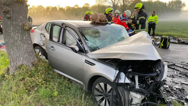 Feuerwehr schneidet Schwerverletzte aus Autowracks