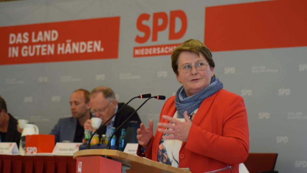 Hanne Modder am Rednerpult des Bezirksparteitages der SPD in Bad Zwischenahn. Im Hintergrund Ministerpräsident Stephan Weil und der neue Bezirksvorsitzende Dennis Rhode. © SPD