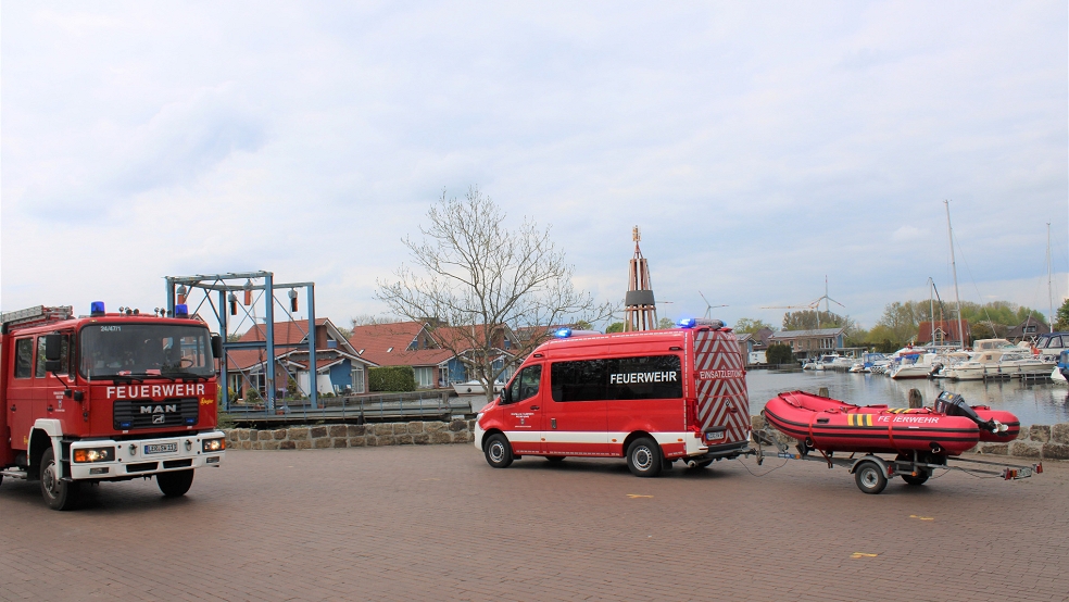 Die Feuerwehr Weener war auch mit ihrem Boot im Sportboothafen in Weener im Einsatz. © Feuerwehr/Rand