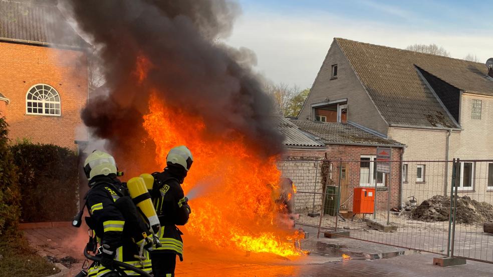 In hellen Flammen stand der Anhänger, den die Feuerwehr hier ablöscht. © Feuerwehr