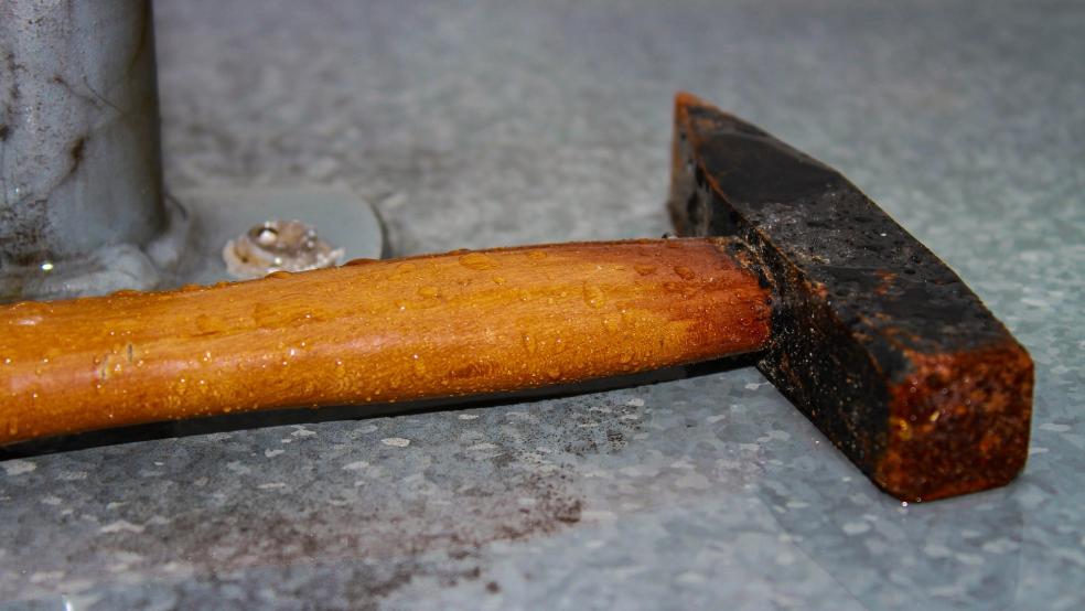 Mit einem Hammer hat ein 14-Jähriger seiner Mutter auf den Daumen geschlagen und sie verletzt. © Pixabay