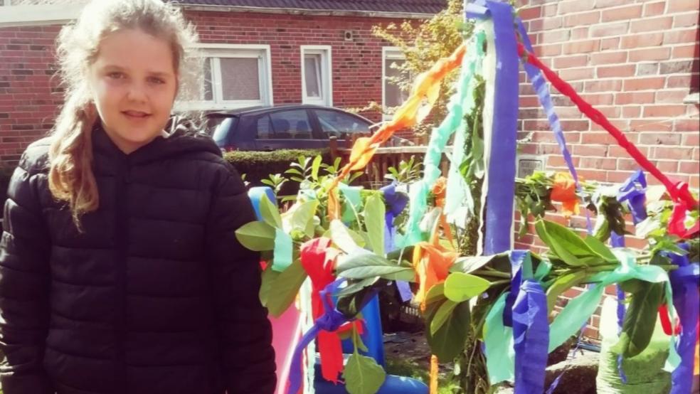 Alicia aus Bunde hat diesen Maibaum mit ihrer zweijährigen Schwester Käthi geschmückt. © Kaput