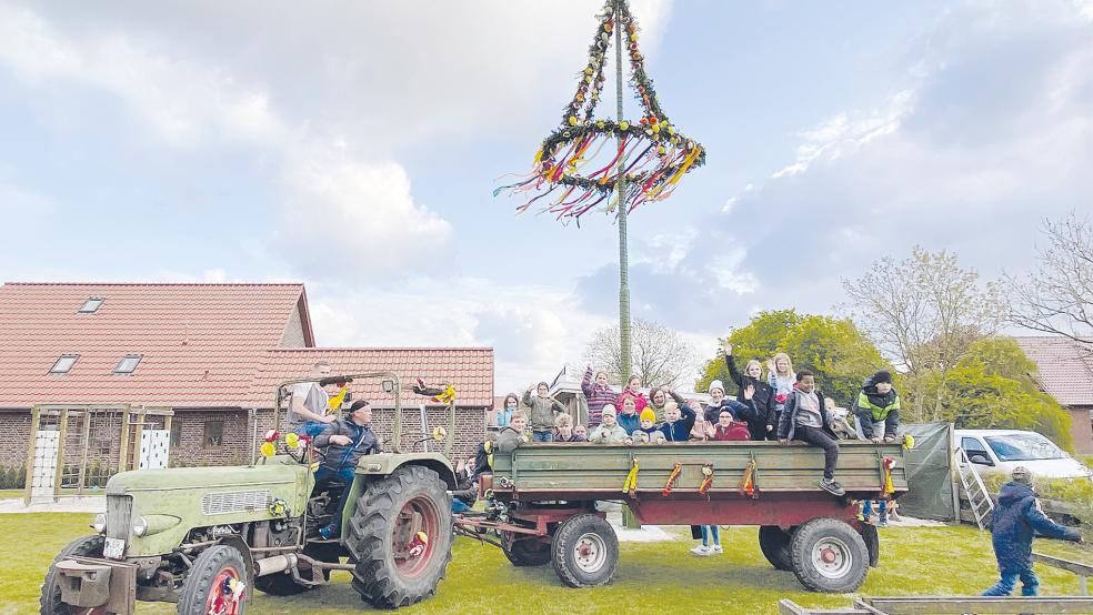 In Ditzum gab es einen Treckerumzug für die Kinder.  © Kuper