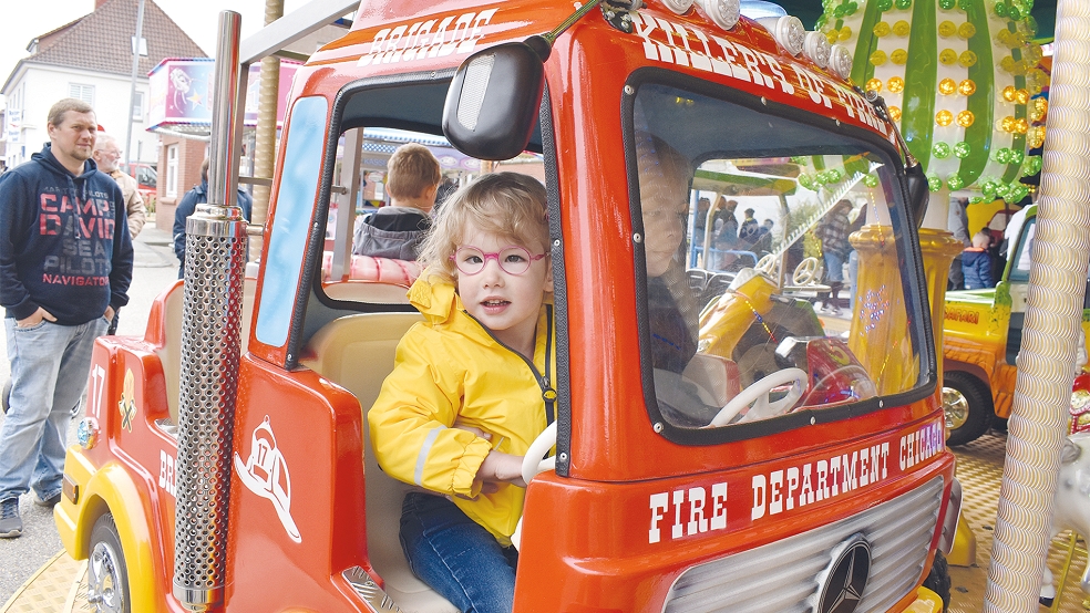 Für viele kleine Besucher ist der Johannimarkt in Weener der erste Jahrmarkt überhaupt in ihrem Leben. Wo sonst wenn nicht im Kinderkarussell kann man in einem Auto der Feuerwehrwache Chicago fahren?  © 