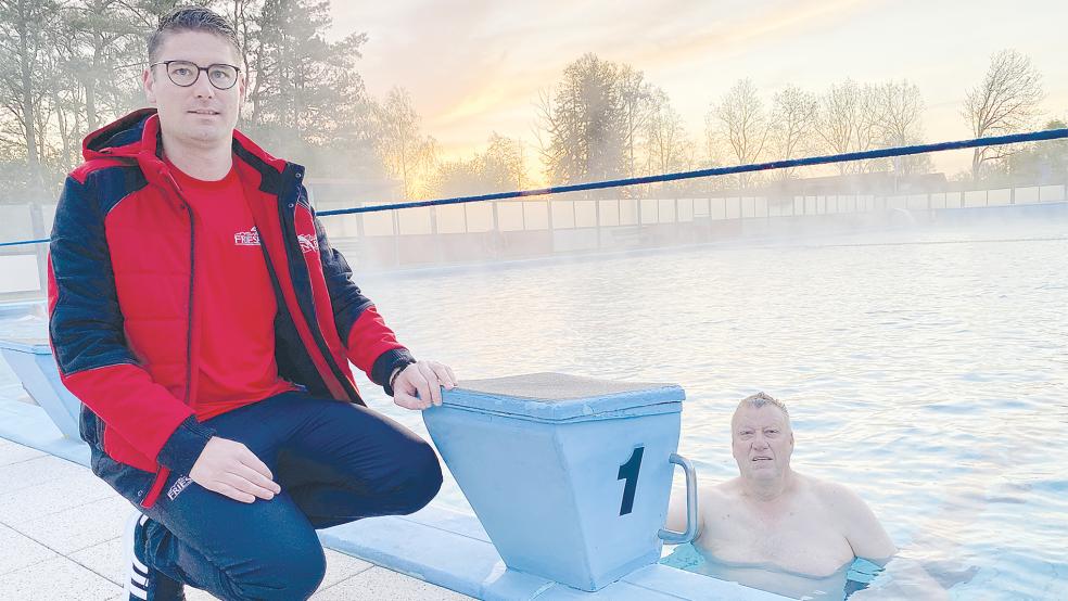 Frühschwimmer Alfons Theermann aus Bingum war auch jetzt wieder morgens um 6 Uhr der erste Badegast der neuen Saison im Friesenbad, den der »Meister für Bäderbetriebe« Markus Bakker als »Nummer 1« begrüßen konnte.  © Foto: Kuper