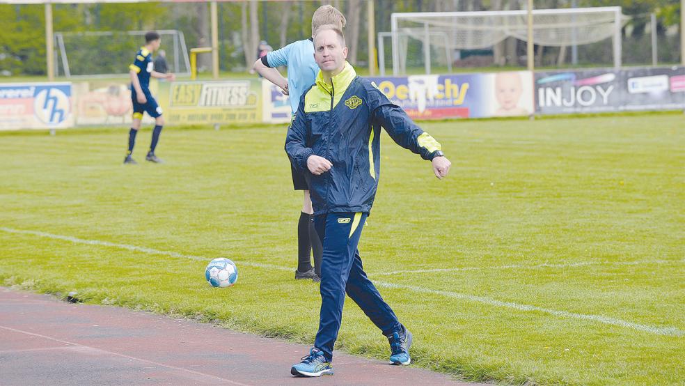 Er muss gehen: Michael Zuidema ist nicht mehr länger Trainer des VfL Germania Leer.  © Fotos: Born
