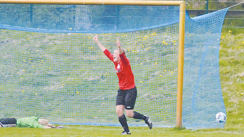 Ball im Tor - Alina Murra jubelt. Kurz nach der Halbzeit schlug TiMoNo zum 2:0 zu.  © Foto: privat
