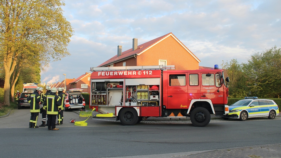 Die Feuerwehr konnte eine Frau aus einer Wohnung in Weener nur noch tot bergen. © Feuerwehr
