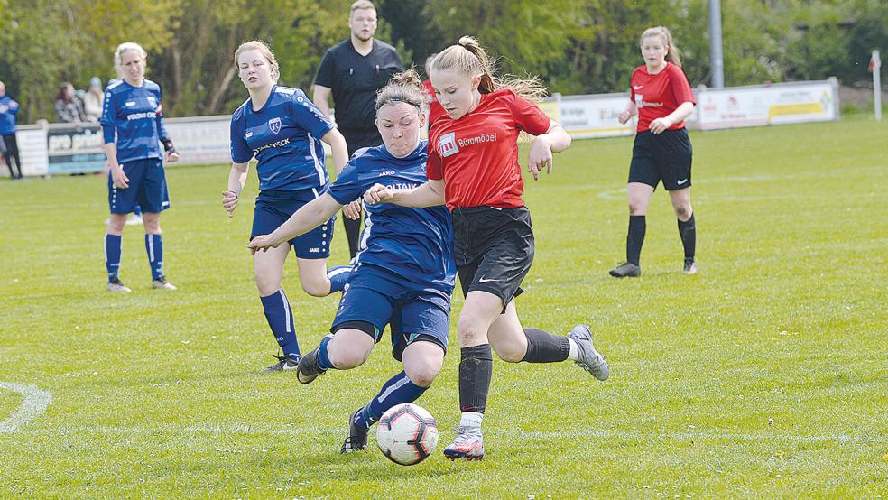 Jana Frieling holte in dieser Szene gegen Kickers Emden einen Elfmeter heraus. Annika Hüncke traf anschließend.  © Fotos: Born
