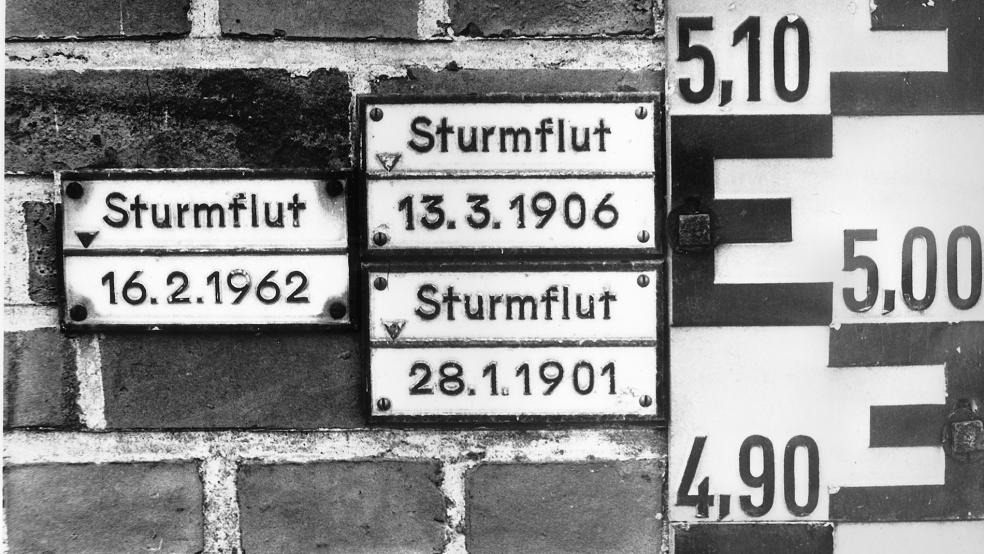 Pegelmarken vergangener Sturmfluten.  © Foto: RZ-Archiv