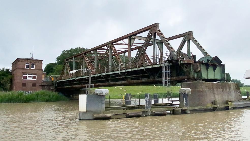 Bald Geschichte: Die alte Friesenbrücke, die nach dem Zweiten Weltkrieg wieder aufgebaut wurde, wird durch einen Neubau ersetzt.  © Foto: Hanken