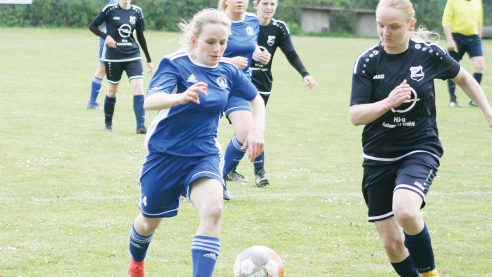 Daniela Smidt (links) half bei Möhlenwarfs 1. Damen aus.  © Foto: Yzer