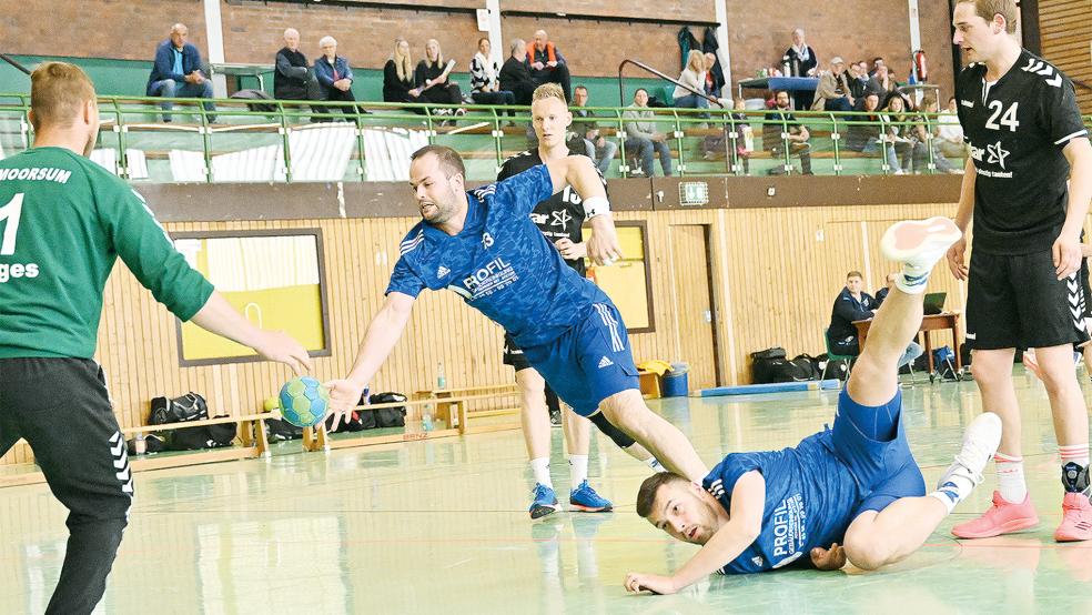 Markus Wilken (am Ball) macht sich lang, um den Ball noch aufs Tor zu bringen, allerdings ohne Erfolg.  © Foto: Bruins