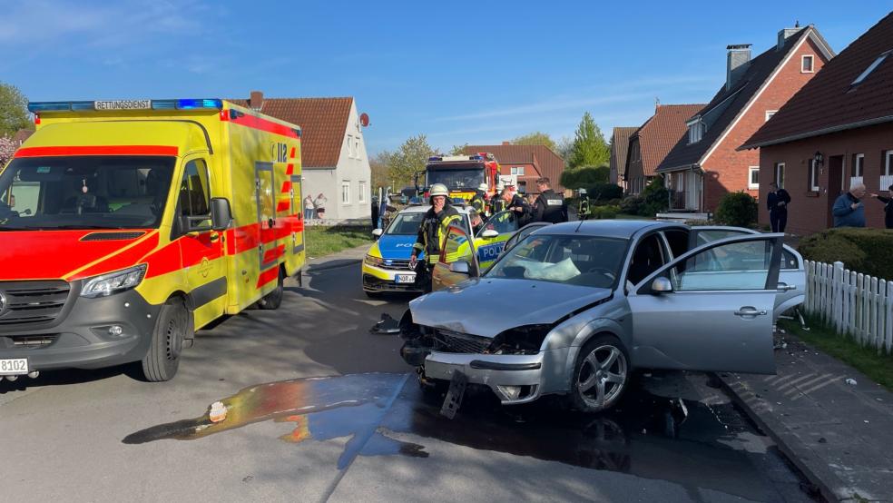 Ein Mann ist auf der Flucht vor der Polizei in Norden verunglückt.  © Feuerwehr Norden