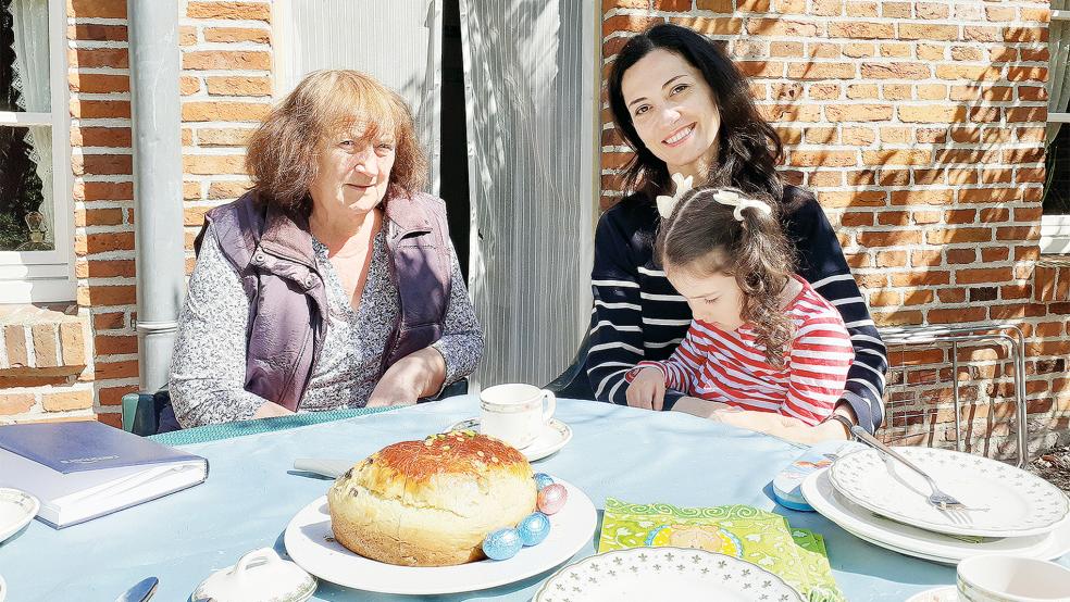 Großmutter Liubov Nadopta, Tatyana Nadopta und ihre Tochter Sorjana Buzbyzhan leben derzeit in einer Wohnung von Tatyanas ehemaliger Gastmutter.  © Foto: Berents