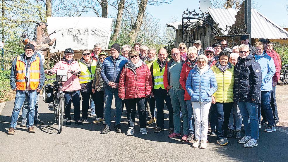 Die Teilnehmer der ADFC-Tagestour vor der »Texas River Ranch« in Bingum.  © Foto: privat