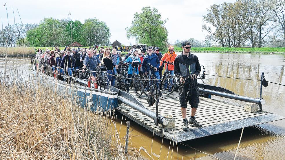 Viele Radwanderer und Fußgänger nutzten den Saisonauftakt zu einer ersten Jümme-Überfahrt mit der Pünte.  © Fotos: Wolters