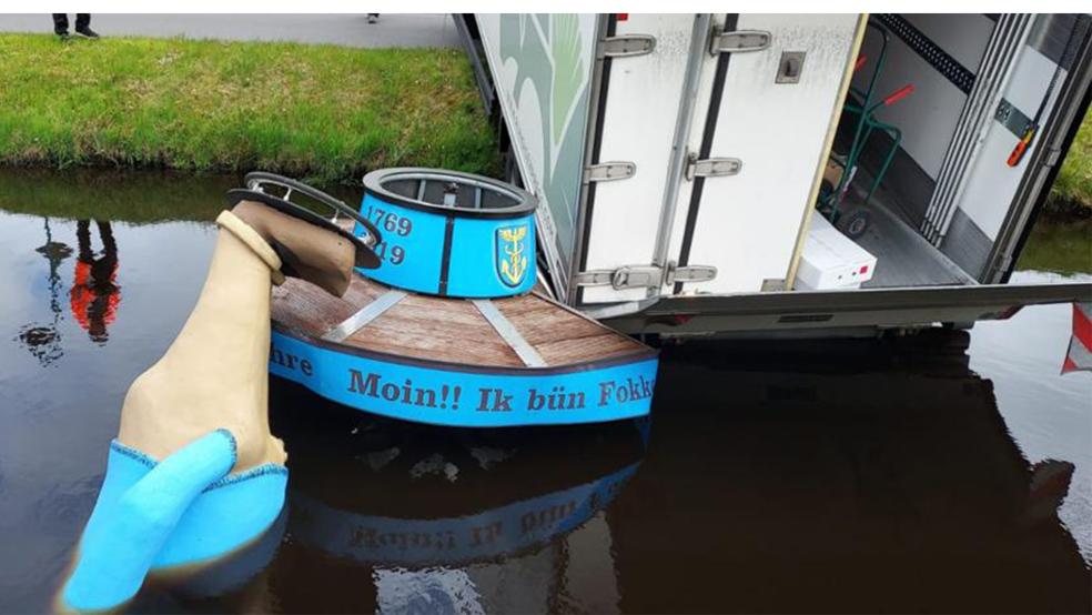 Das Maskottchen »Fokko« der Gemeinde Rhauderfehn wurde heute vom einem Lastwagen »versenkt«.  © Foto: Polizei