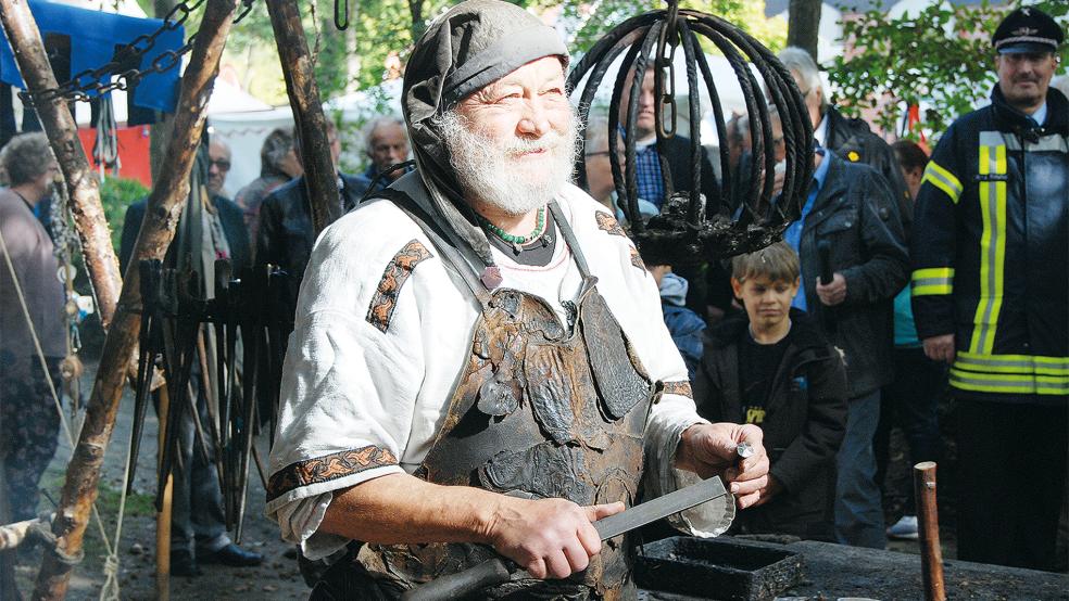 Hannes, der Schmied, zählte 2018 mit seiner Werkstatt zu den Hauptanziehungspunkten beim Michaelismarkt. Er soll auch in diesem Jahr wieder nach Weener eingeladen werden.  © Foto: Hoegen