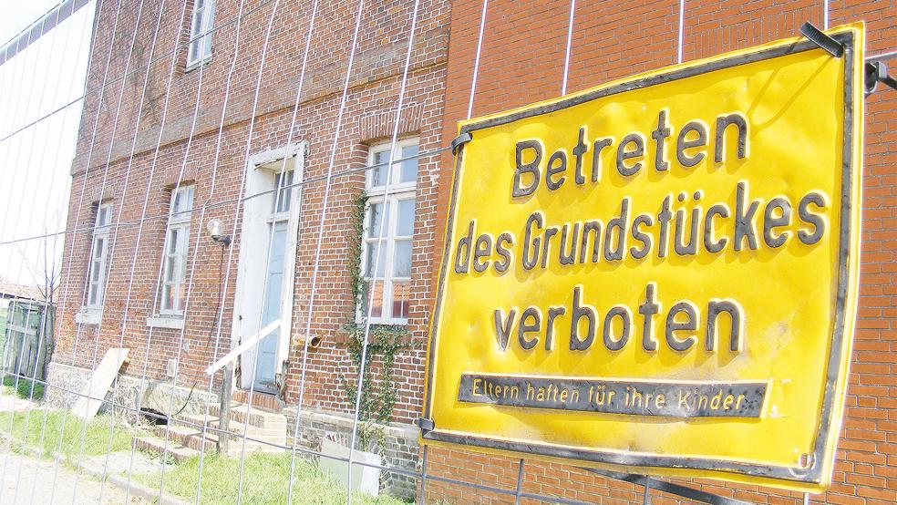 Bislang wurde nur ein Bauzaun aufgestellt, aber am kommenden Montag sollen nach einiger Verzögerung die Abbrucharbeiten im Kellergeschoss des historischen Amtshauses an der Oberfletmer Straße in Jemgum beginnen.  © Foto: Szyska