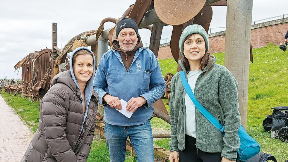 Wilfried Voß hatte die Gelegenheit zum Schnappschuss mit den Schauspielerinnen Sophie Dal (Polizistin Süher Özlügül, rechts) und Theresa Underberg (Apothekerin Insa Scherzinger). © Foto: privat