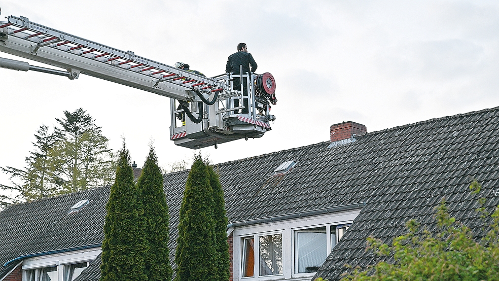 Beim Kohlenmonoxid-Ausbruch in einem Haus in Weener musste die Feuerwehr eine Drehleiter zur Hilfe nehmen.  © Foto: Bruins