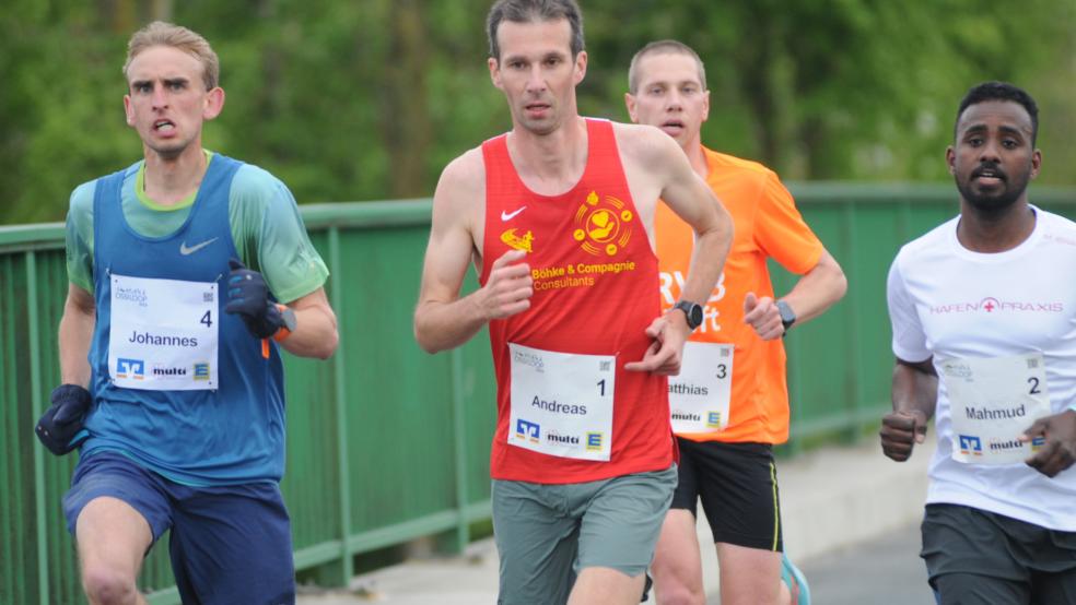 Andreas Kuhlen vom Braunschweiger Laufclub kam nach 35:29 Minuten als Erster ins Ziel. © Wolters