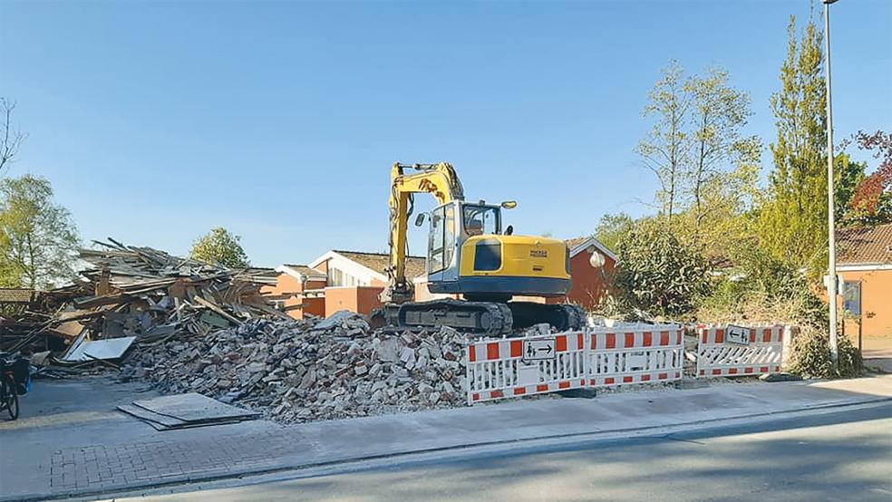 Nur noch ein Schutthaufen ist jetzt das Haus »Kirchring 9« in Bunde.  © Fotos: Wolters