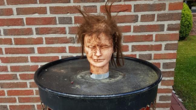 Unbekannte tauschen Pflanztopf mit Frauenkopf aus