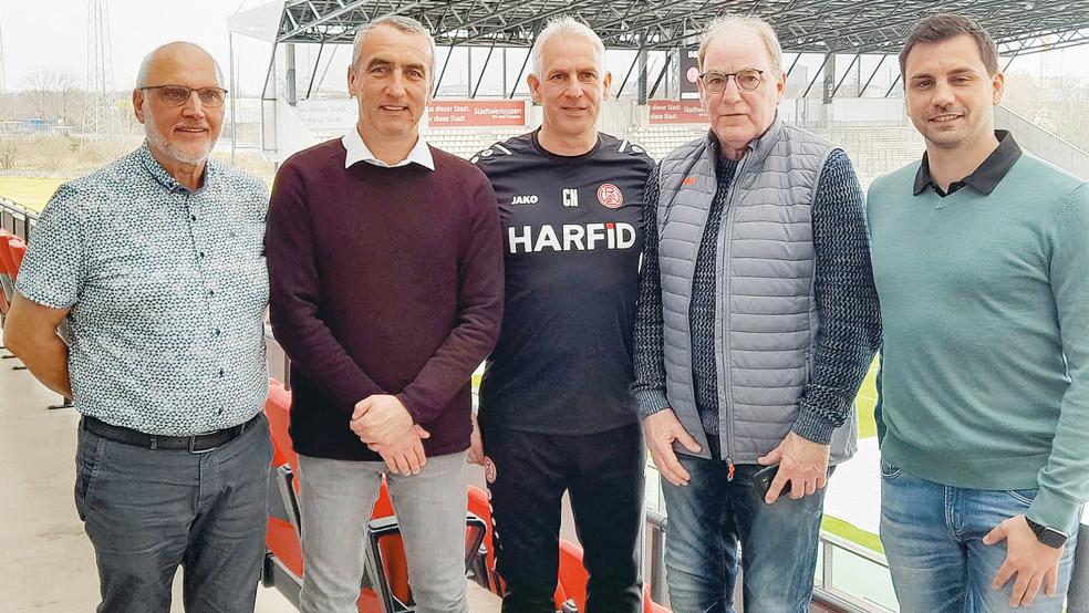 TuS-Vorsitzender Alfred Köller (von links), RWE-Vorstand Marcus Uhlig, RWE-Trainer Christian Neidhart, Bernie Ostendorp und RWE-Sportdirektor Jörn Nowak einigten sich auf Spiel des Regionalligisten in Weener.  © Foto: privat
